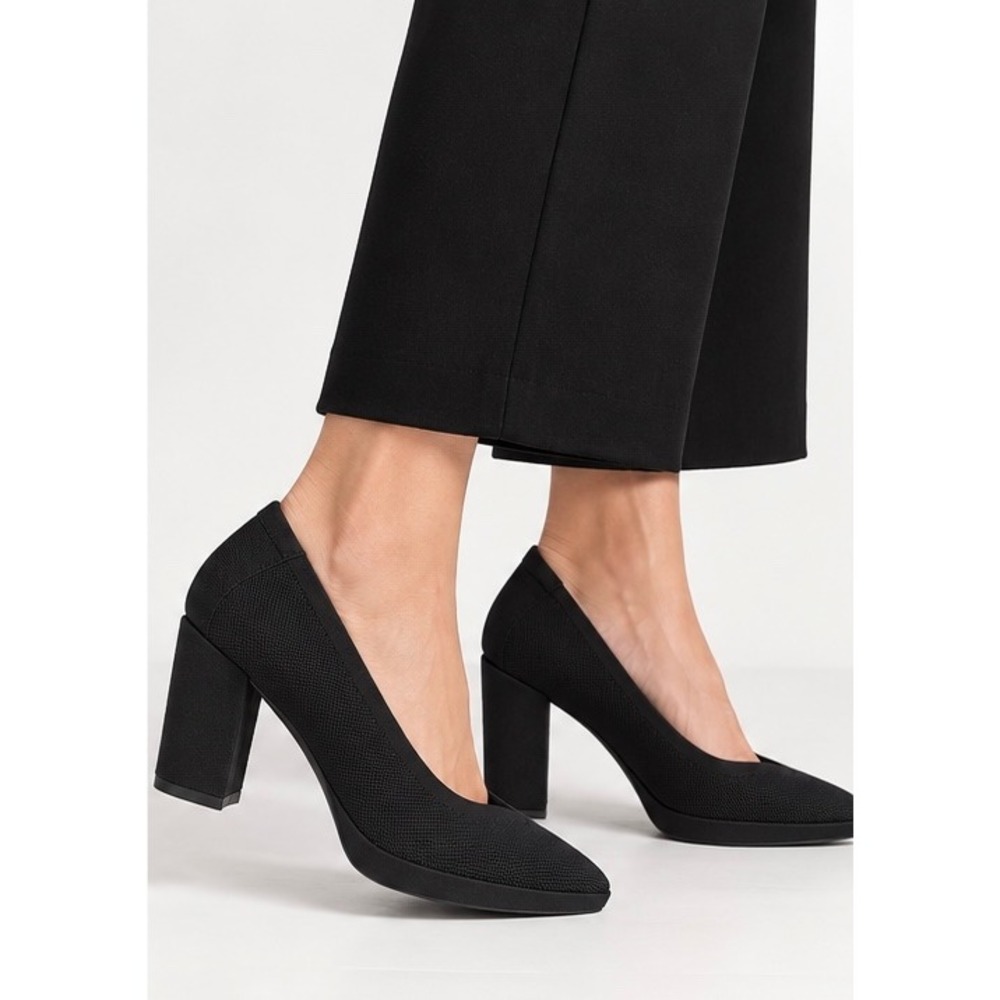 Eileen Fisher Signy Black Stretch Knit V-Neck Block Heel Pumps Size 9.5M